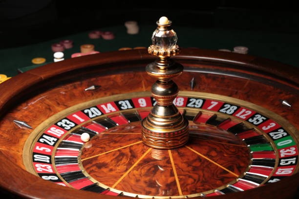 Meja Speed Blackjack dengan dealer langsung dan kartu yang terlihat jelas di studio bukanslot